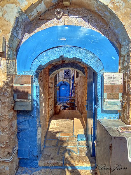 Historische doorgang met blauwe bogen in Safed